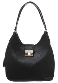 Svart läderhandväska med strukturerad yta, rund form, detaljer i guld och ett ovanpåliggande spänne med logotyp och dekorativa nitar.