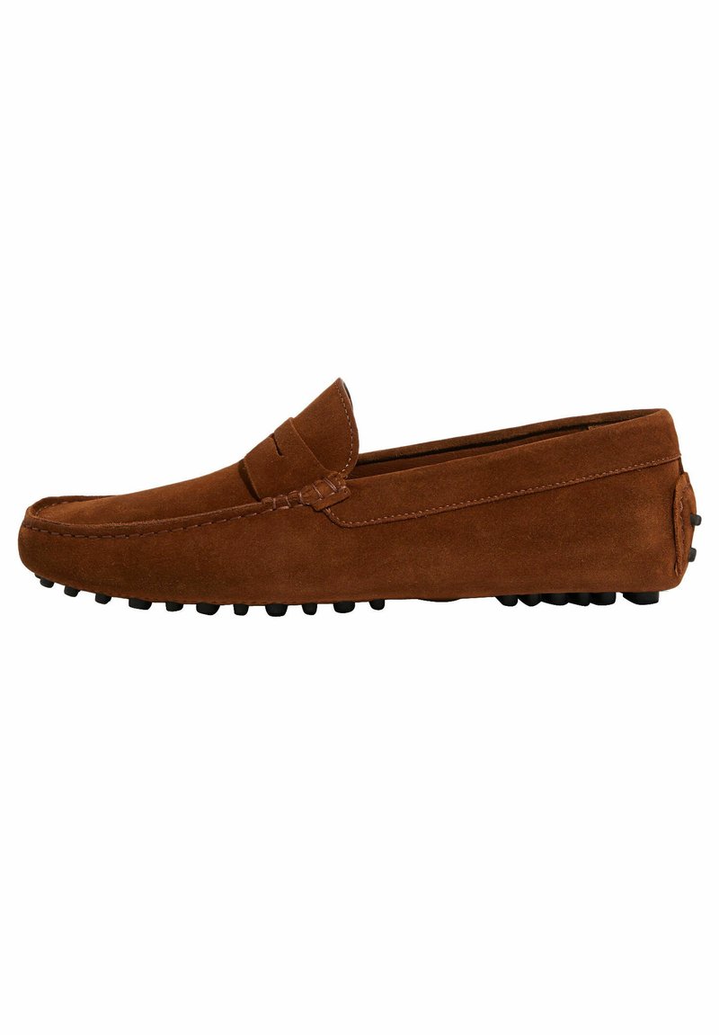 Braune Wildleder-Loafer mit einem Mokassin-Design, das eine gestickte Akzentuierung entlang des Obermaterials und eine Gummisohle mit kleinen Griffnoppen aufweist.