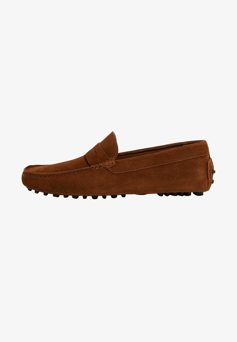 Braune Wildleder-Loafer mit einem Mokassin-Design, das eine gestickte Akzentuierung entlang des Obermaterials und eine Gummisohle mit kleinen Griffnoppen aufweist.