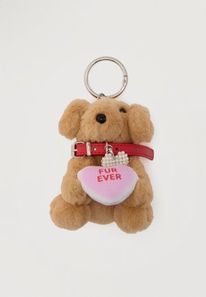 Knuffelige bruine honden sleutelhanger met een rode halsband, die een roze hart vasthoudt met de tekst "FUR EVER" en een kleine charm in de vorm van een strik met kralen.