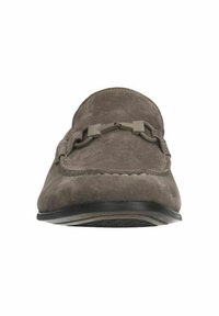 Grijze suede instapper met een zachte textuur, ronde neus, decoratieve metalen accent en een zwarte rubberen zool. Ontworpen voor casual gebruik.