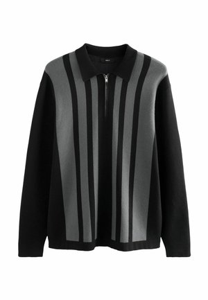 Sort og grå stribet sweater med lynlås ved kraven. Lavet af blødt stof og har lodrette linjer i forskellige nuancer af grå.