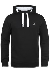 Zwarte hoodie met een wit omzoomde capuchon, koorden en logo op de borst. Heeft geribbelde manchetten en onderrand, een zachte binnenvoering en zijzakken.