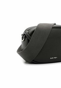 Szara skórzana torebka na ramię o teksturowanym wykończeniu. Posiada zamknięcie na zamek błyskawiczny oraz szeroki, materiałowy pasek. Nazwa marki wyraźnie widoczna.