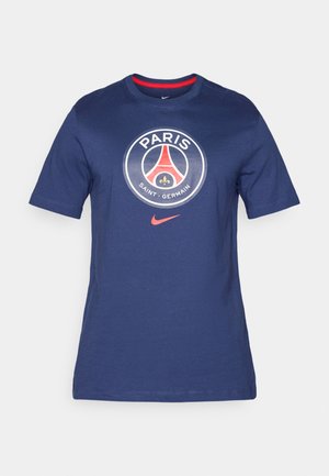 Tumši zila kokvilnas T-kreklu ar apļveida logo, kurā ir teksts "PARIS", Parīzes Sentžermena emblēma un sarkani akcenti, ar apaļu kakla dizainu.