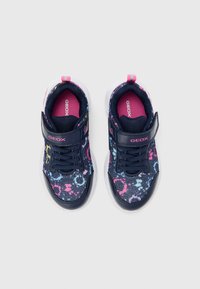 Niebieskie sportowe buty z wzorzystą tkaniną na cholewce, wyposażone w pasek na rzep, sznurowadła oraz różowe wnętrze. Biała gumowa podeszwa.