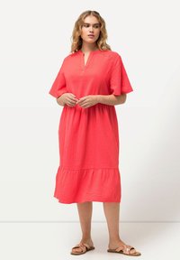 Ulla Popken TEXTURED SHORT SLEEVE SPLIT NECK  - Denní šaty - dark coral