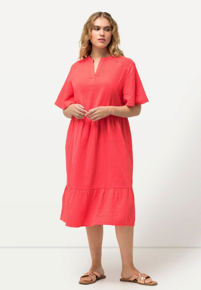 Ulla Popken TEXTURED SHORT SLEEVE SPLIT NECK - Denní šaty - dark coral