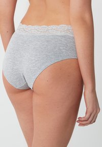 Mutandine hipster in cotone grigio con fascia in pizzo, caratterizzate da una texture liscia e una vestibilità aderente che segue le forme del corpo.