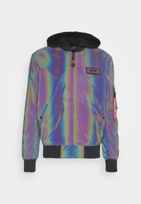 Irydzująca kurtka bomberka z czarnym kapturem, zamek z przodu, dwie boczne kieszenie i naszywka z logo na piersi. Żebrowane mankiety i dół.