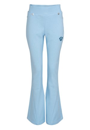 Lichtblauwe flared broek gemaakt van zachte stof, met een brede tailleband, twee voorzakken en een klein geborduurd logo aan de zijkant.