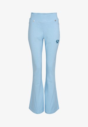 Lichtblauwe flared broek gemaakt van zachte stof, met een brede tailleband, twee voorzakken en een klein geborduurd logo aan de zijkant.