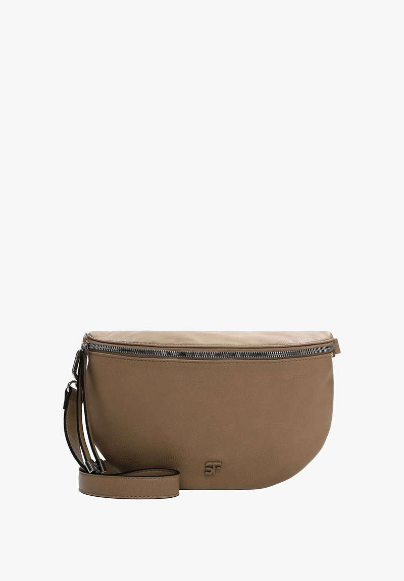 Hnědá kožená crossbody taška se zipovým uzávěrem, zakřiveným tvarem, vyraženým logem a nastavitelným popruhem. Hladký povrch, minimalistický design.