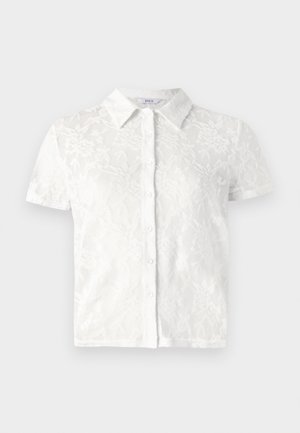 Blouse blanche à manches courtes avec motif en dentelle florale, design à col, fermeture à boutons sur le devant et tissu texturé.