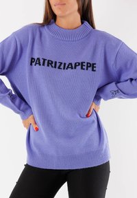 Maglione a maglia viola con colletto alto, testo del logo nero "PATRIZIA PEPE" e piccoli dettagli ricamati sulle maniche.