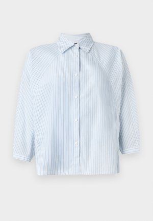 Lyseblå stripete skjorte med knapp, som har krage, 3/4 erm og cropped hem. Laget av glatt stoff med en vanlig passform.