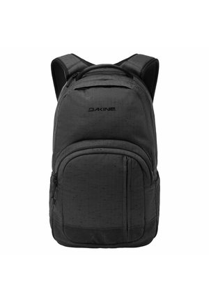 Mochila Dakine negra con correas acolchadas para los hombros, bolsillo frontal con cremallera y asa superior.