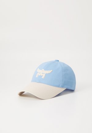 Casquette de baseball en tissu bleu clair avec une visière crème. Présente un logo brodé blanc à l'avant. Design simple et structuré.