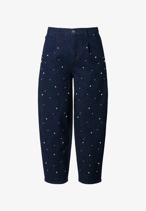 Pantalons en denim foncé avec une coupe ample, des plis à l'avant et des ornements blancs ressemblant à des perles dispersés sur le tissu.