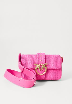 Rosa gewebte Tasche mit strukturiertem Oberflächenmaterial, goldfarbene Palmblätter-Hardware, verstellbare Lederträger und Druckverschluss. Verfügt über dekorative Nieten.