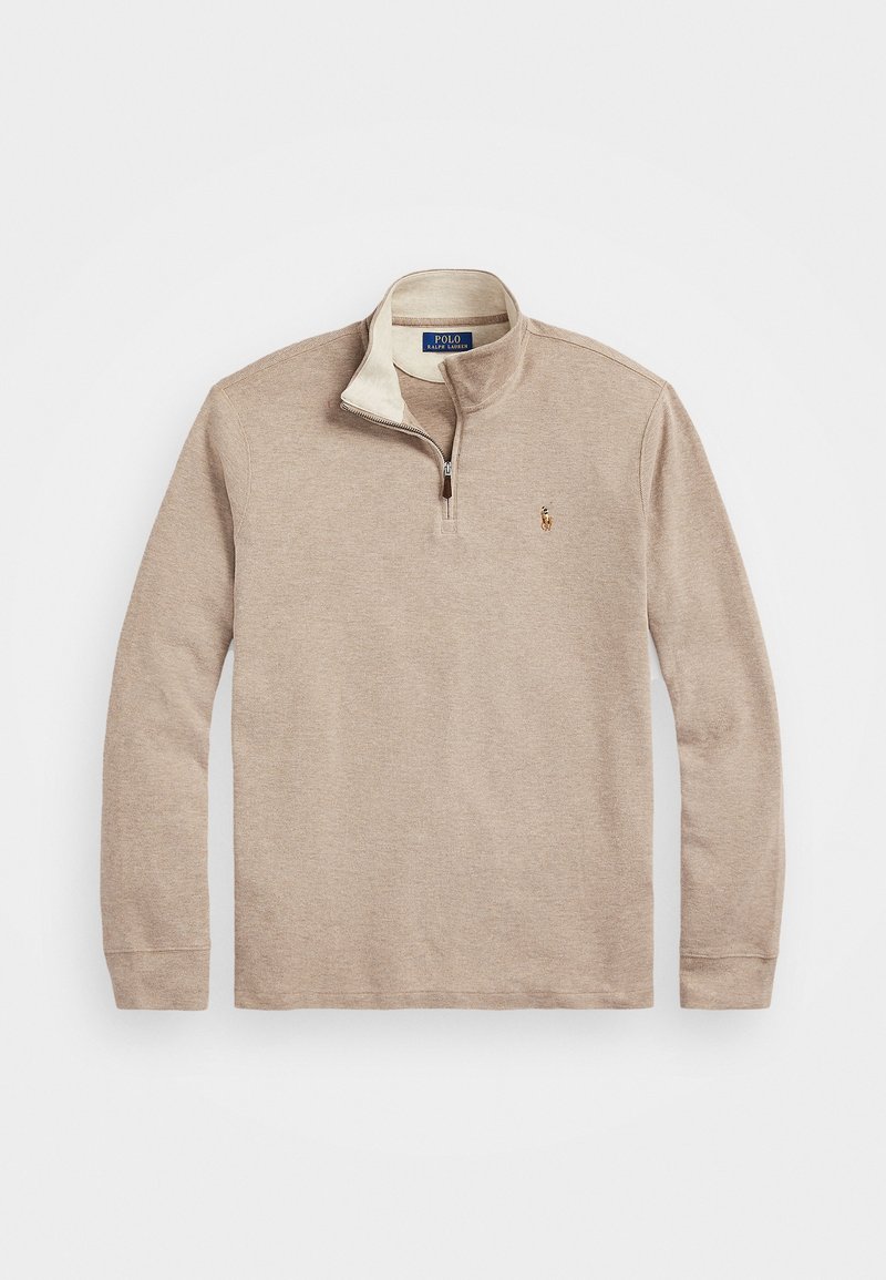Pull beige à manches longues avec fermeture éclair quart de zip, col montant, petit logo brodé sur la poitrine gauche, posé à plat sur fond blanc.