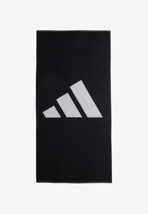 Czarny ręcznik z białym logo Adidas, posiadający trzy ukośne paski. Miękka tekstura, prostokątny kształt, z wyraźnymi krawędziami.