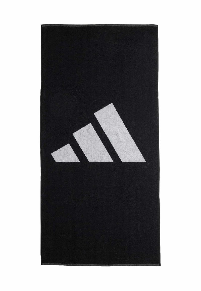 Sort håndklæde med hvid Adidas-logo, der har tre skrå striber. Blød tekstur, rektangulær form med rene kanter.