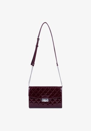 Sac bandoulière en cuir matelassé bordeaux avec bandoulière chaîne argentée et fermeture à clip métallique.