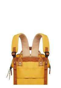 Gelber Stoffrucksack mit beigen Trägern und braunen Akzenten. Verfügt über verstellbare Träger, einen oberen Griff und eine externe Reißverschlusstasche.