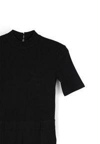 Schwarzes, geripptes Kurzarmoberteil mit hohem Kragen und einem Reißverschluss auf der Rückseite. Glatte Textur mit figurbetontem Schnitt und einem Bund in der Taille.