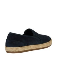 Scarpe slip-on in suede blu navy con suola in juta espadrille, caratterizzate da punta arrotondata e pannelli laterali elastici per una facile calzata.