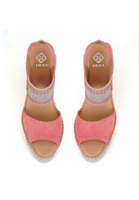 Espadrilles en daim corail avec un bout ouvert et une semelle en jute tressé. Présente une bande en tissu élastique avec une couture décorative. Logo imprimé à l'intérieur.