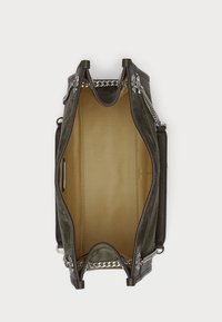 Tamsiai žalia rankinė, pagaminta iš tekstūruotos medžiagos, su grandinėlės diržu ir ruda vidine danga. Su atvira viršuje ir siuvinėjimo detalėmis.