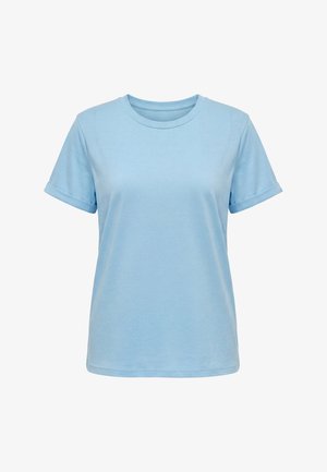 Jasnoniebieska koszulka z krótkim rękawem, z podwiniętymi mankietami i okrągłym dekoltem, prezentowana na białym tle.