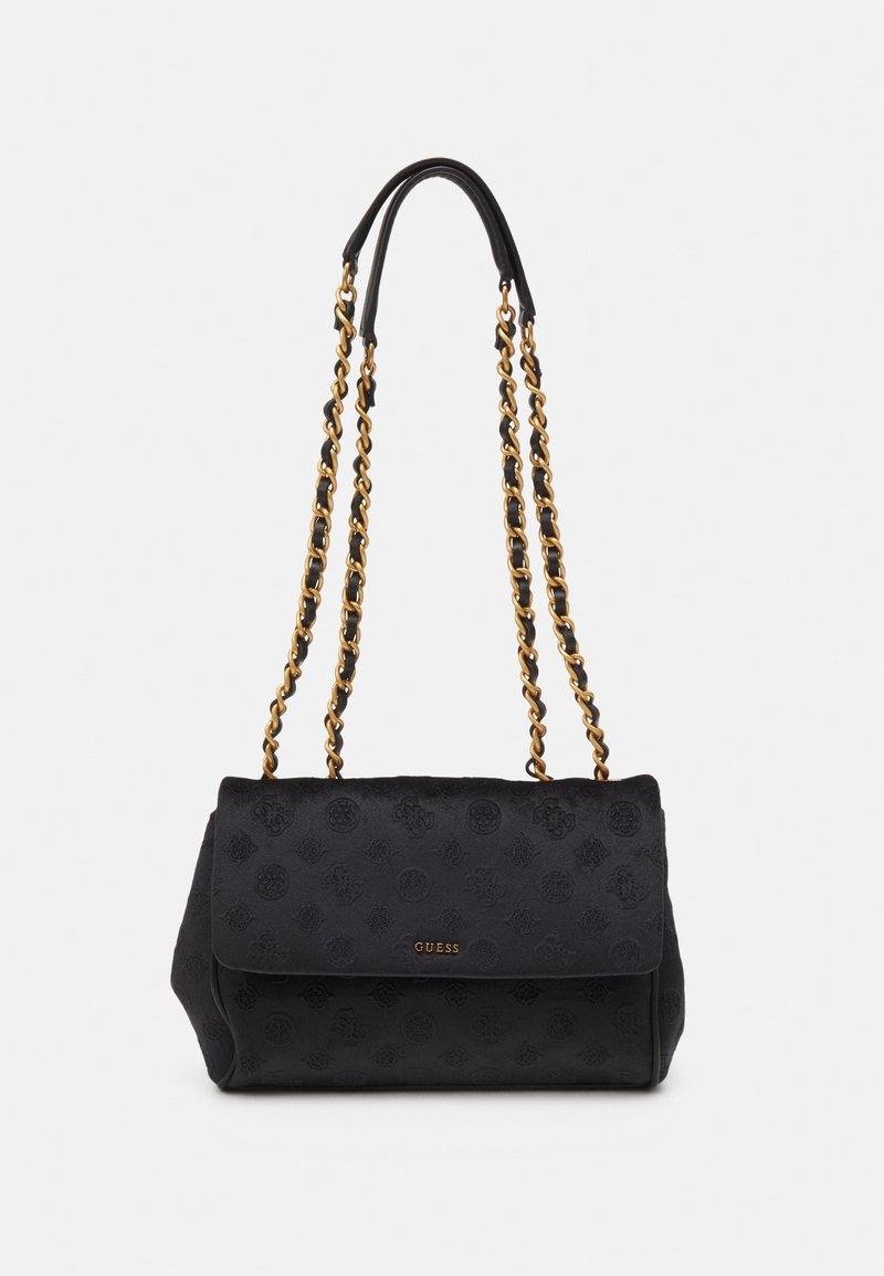 Sac à épaule noir GUESS avec motif de logo embossé, bretelles chaîne dorée entrelacées de cuir noir, et fermeture à rabat.