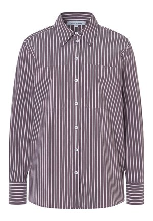 Chemise à boutons de couleur violet foncé avec des rayures verticales blanches, présentant un col classique, des manches longues et deux poches à l'avant.