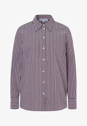 Chemise à boutons de couleur violet foncé avec des rayures verticales blanches, présentant un col classique, des manches longues et deux poches à l'avant.
