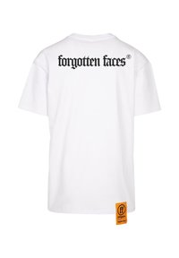 Valge puuvillane t-särk, millel on seljal must logo "forgotten faces" ja oranž silt külje peal. Lühikeste varrukatega, lõdva istumisega.