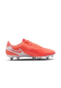 Nike jalgpallijalatsid erksate oranžide ülemiste, valgete aktsentidega, tekstuursete pindade ja hallitusseente puudega taldadega.