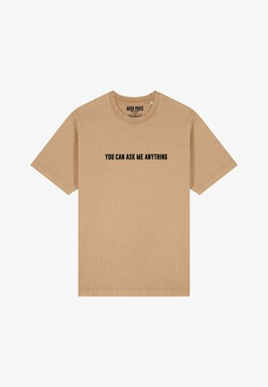 Beige színű, rövid ujjú pamut póló, kerek nyakkivágással, és fekete színű szöveggel, amely így szól: "BÁRMIT KÉRDEZHETSZ TŐLEM" az elején.