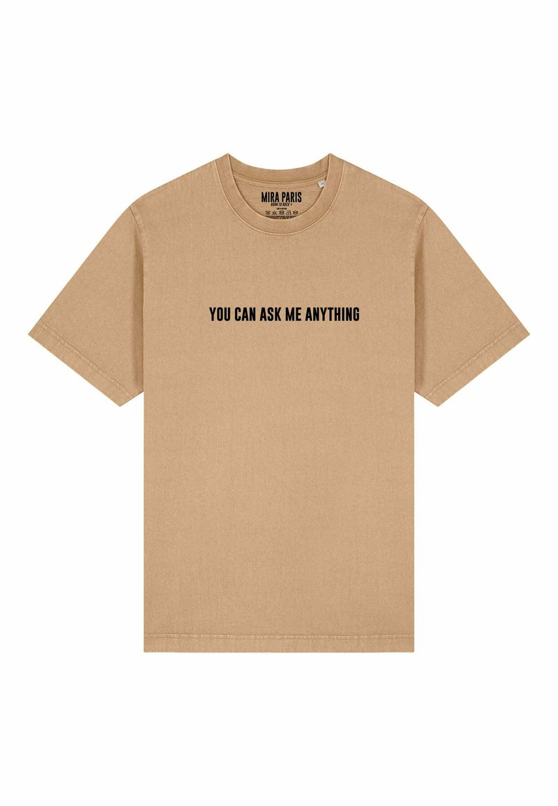 Pudro spalvos medvilnės marškinėliai trumpomis rankovėmis, su apvaliu iškirpimu ir juodu tekstu "GALITE MAN KLAUSYTI BET KO" per visą priekinę dalį.