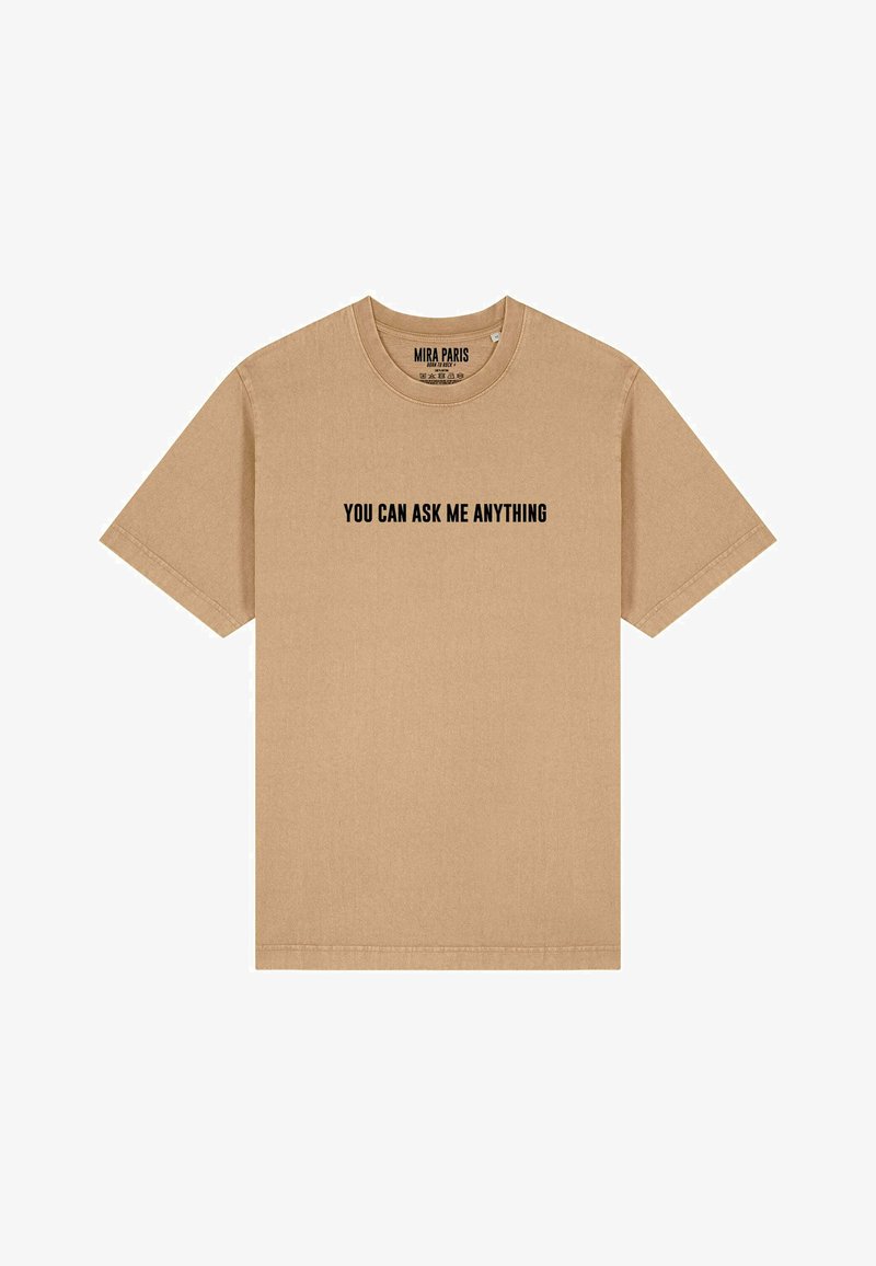 Pudro spalvos medvilnės marškinėliai trumpomis rankovėmis, su apvaliu iškirpimu ir juodu tekstu "GALITE MAN KLAUSYTI BET KO" per visą priekinę dalį.