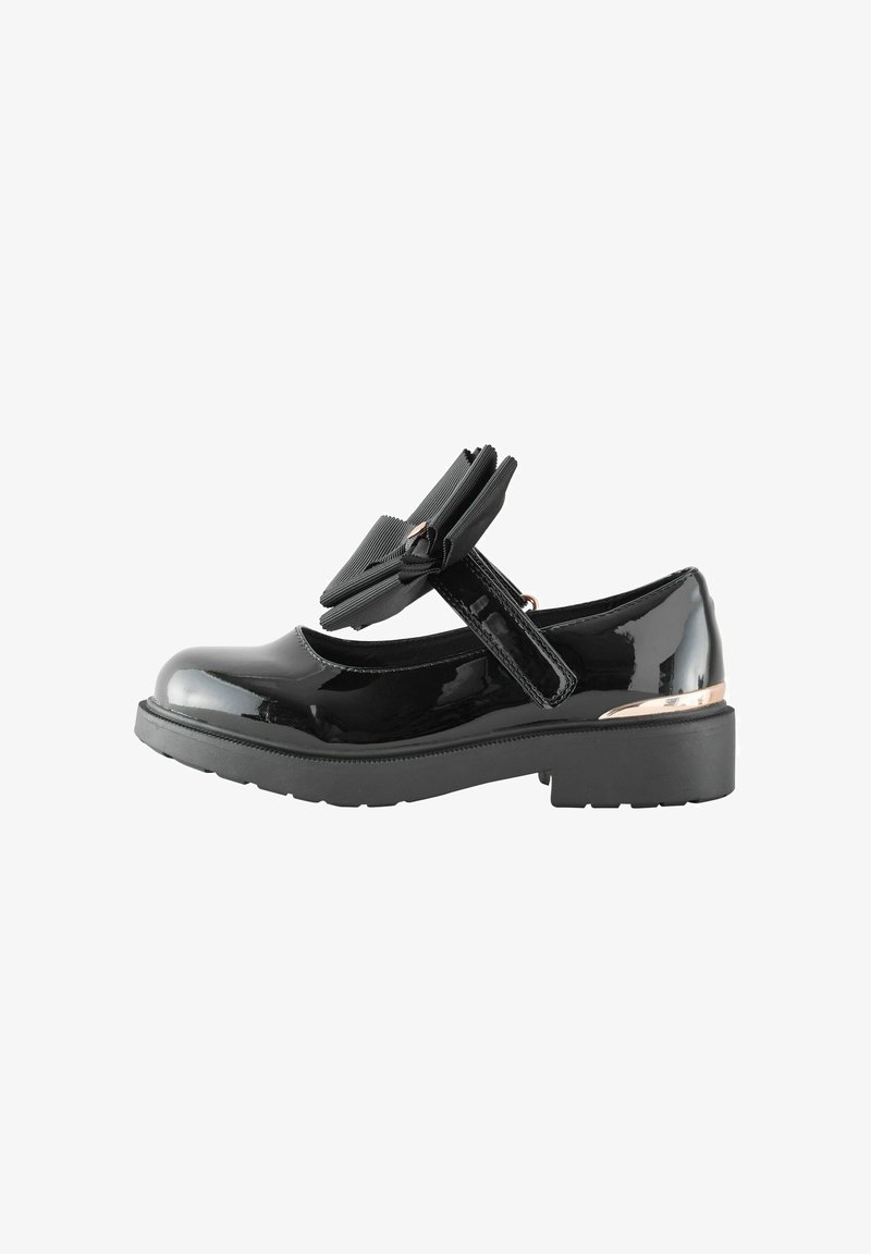 Chaussure Mary Jane noire brillante avec semelle épaisse, grand nœud plissé sur la bride et accent métallique sur le talon, vue du côté extérieur.