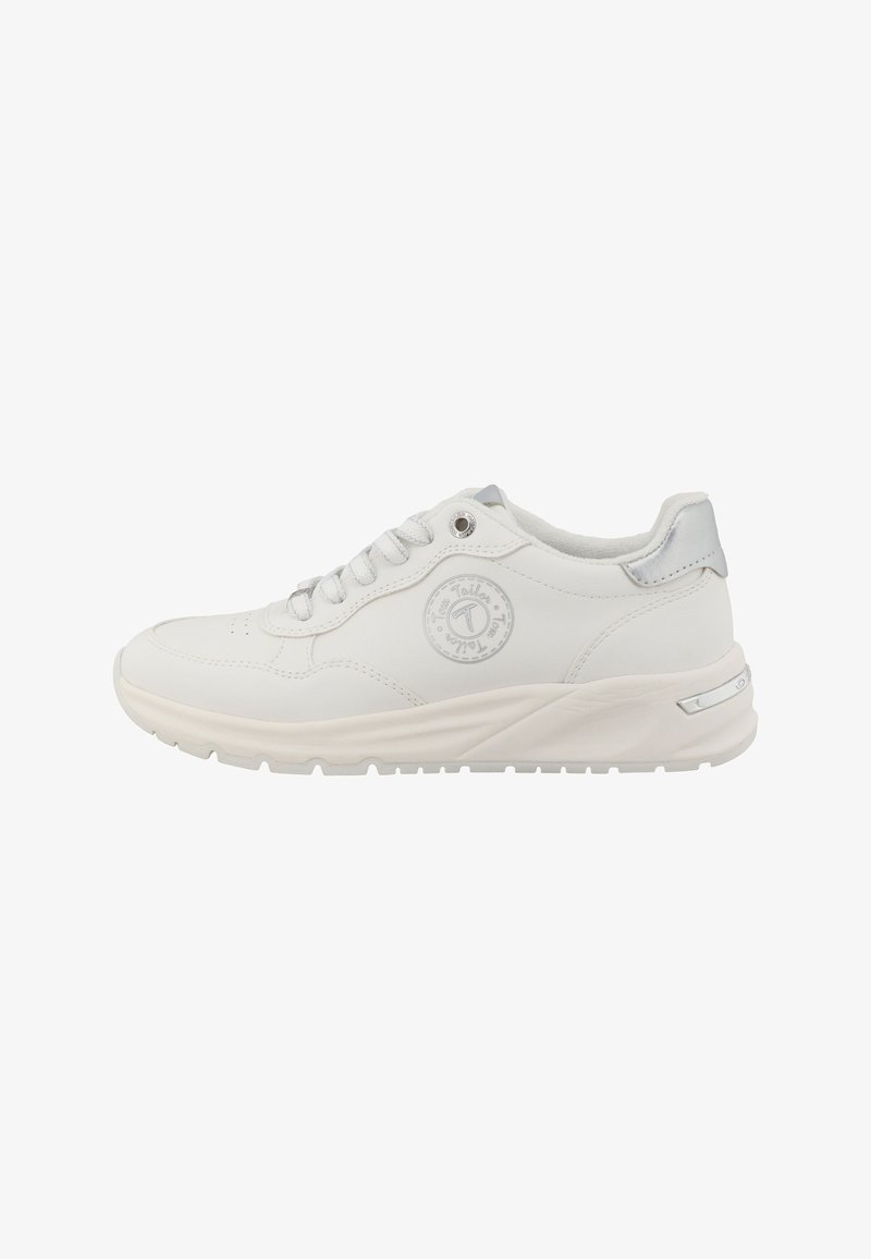 Baskets blanches avec dessus en cuir lisse, accents argentés sur le talon et semelle texturée. Présentent un logo rond sur le côté et un design à lacets.