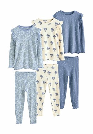 Tre set med barnpyjamasar som har långa ärmar och byxor. Färgerna inkluderar ljusblå, blekgul och mörkblå, med blommönster och prickiga mönster.