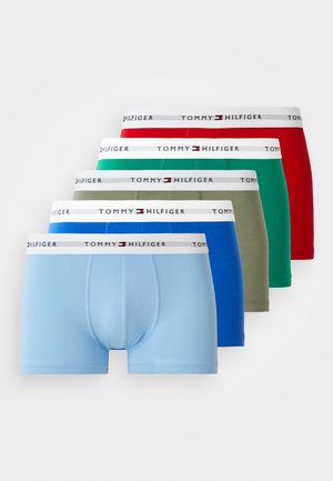 Fem par med Tommy Hilfiger herreboxere i lyseblå, blå, oliven grønn, grønn og rød, med hvite merkebånd.