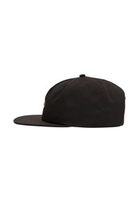 Schwarze Baseballmütze mit flachem Schirm, aus Baumwolle, mit gesticktem Logo auf der Vorderseite, sechs Lüftungslöchern und einem Knopf oben.