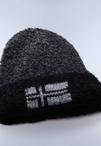 Neulepipo tummanharmaana ja mustana, jossa on teksturoitu pinta ja musta-harmaa kuvioitu vyö alaosassa.