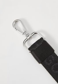 Cinturino in tessuto nero con superficie testurizzata, dotato di una clip e di un hardware in metallo silver per un attacco sicuro.