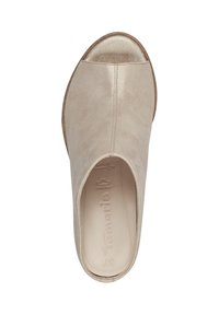 Zapato slip-on de cuero beige con puntera metálica, textura suave, forma redondeada y interior acolchado. Detalles de costura en la parte superior.